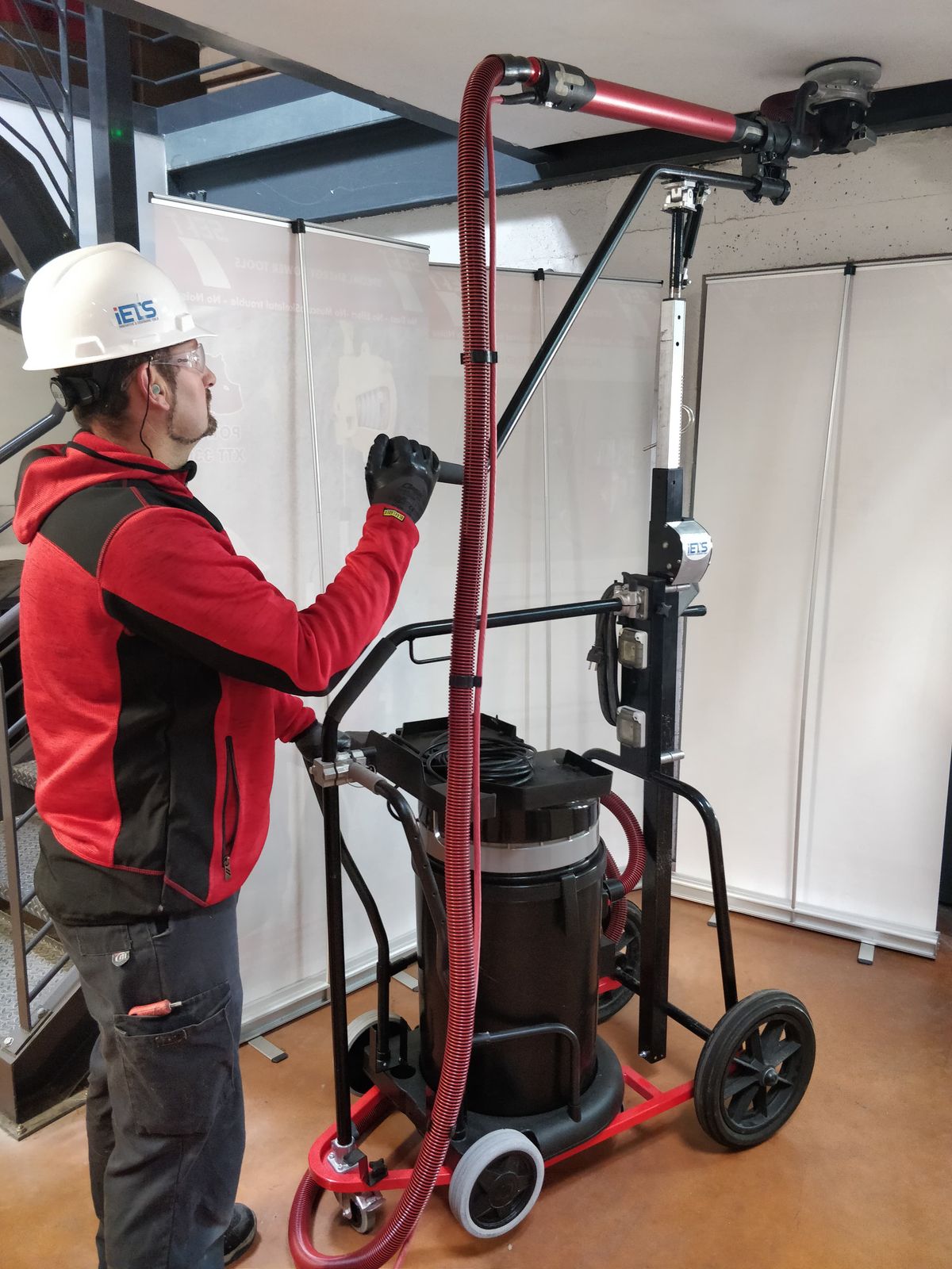 Travail de ponçage sous plafond avec Fouine XB165 et chariot anti-pénibilité gazelle